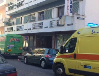 Ανήλικα αδέρφια έπεσαν από μπαλκόνι πολυκατοικίας - Τραγική φιγούρα η μητέρα